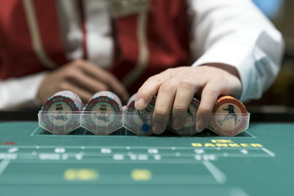 Why you should be a or not to be a casino dealer