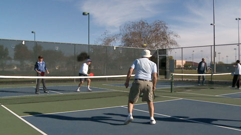 How to Play Pickleball: The Perfect Guide for the Beginners